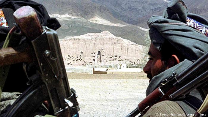Destruction of Buddha statues in Bamiyan | Taliban militia with the Buddha site behind them