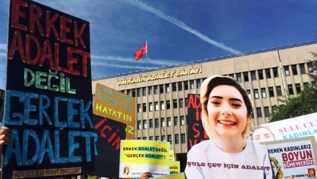 جرائم قتل النساء في تركيا. واحدة من الجرائم التي بقيت عالقة في أذهان الناس في تركيا، هي جريمة قتل الشابة ذات الـ 23 ربيعا، سولو جيت في انقرة في شهر مايو/ أيار من عام 2018.