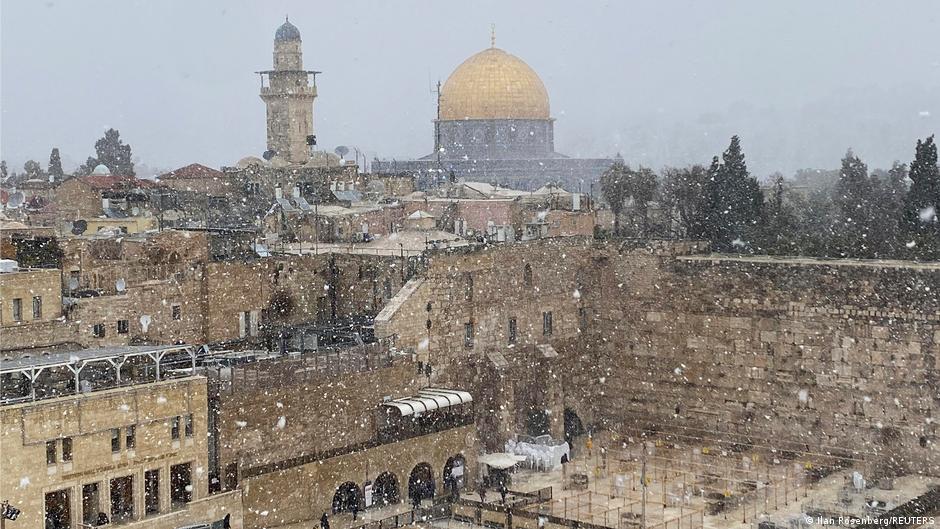 An aerial view shows snow falling over the Western Wall, Judaism's holiest prayer site (in the foreground) and the Dome of the Rock, located on the compound known to Muslims as the Noble Sanctuary and to Jews as Temple Mount (in the background) on Ash Wednesday, in Jerusalem, 17 February 2021 (REUTERS/Ilan Rosenberg)