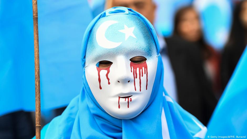Ein Demonstrant protestiert gegen Chinas Misshandlung von Uiguren; Foto: Getty Images/AFP/E. Bunand