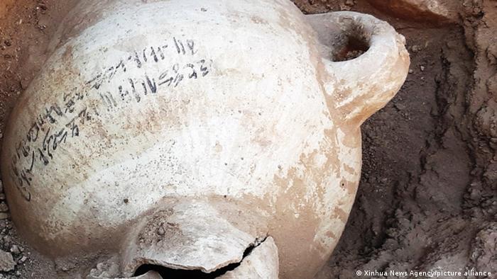 Großer Tontopf, gefunden in der verlorenen Stadt von Luxor