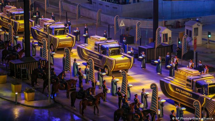 Goldene Parade der Pharaonen; Prozession von Fahrzeugen bei Nacht