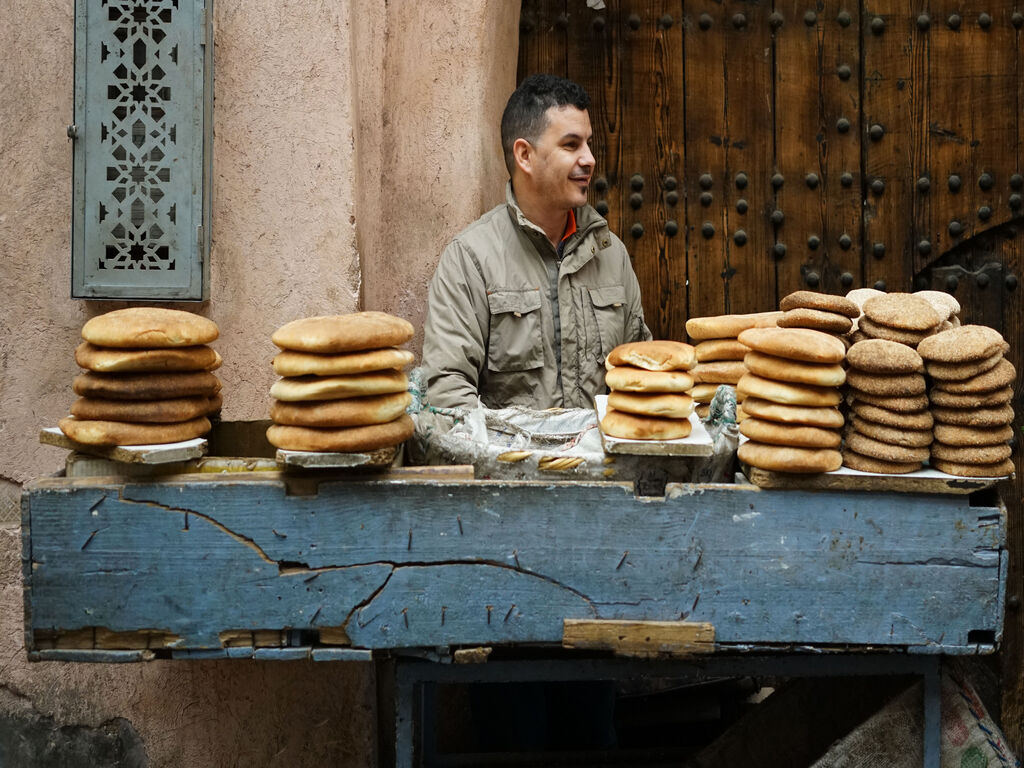 Selling bread in Marrakesh bazaar (photo: Marian Brehmer)