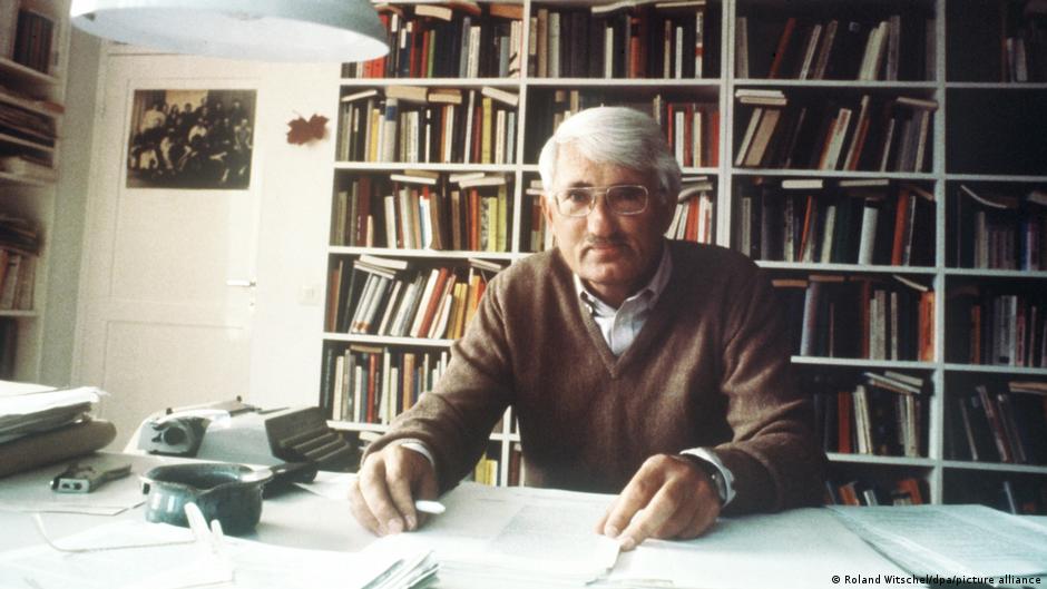 Jurgen Habermas in his office in 1981 (photo: Roland Witschel/dpa/picture-alliance)