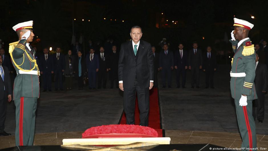 الرئيس التركي إردوغان في الجزائر. Turkish President Recep Tayyip Erdogan attends a ceremony at the Algerian Martyrs monument in Algiers, Algeria, 26 February 2018 (photo: Kayhan Ozer/Pool Photo via AP