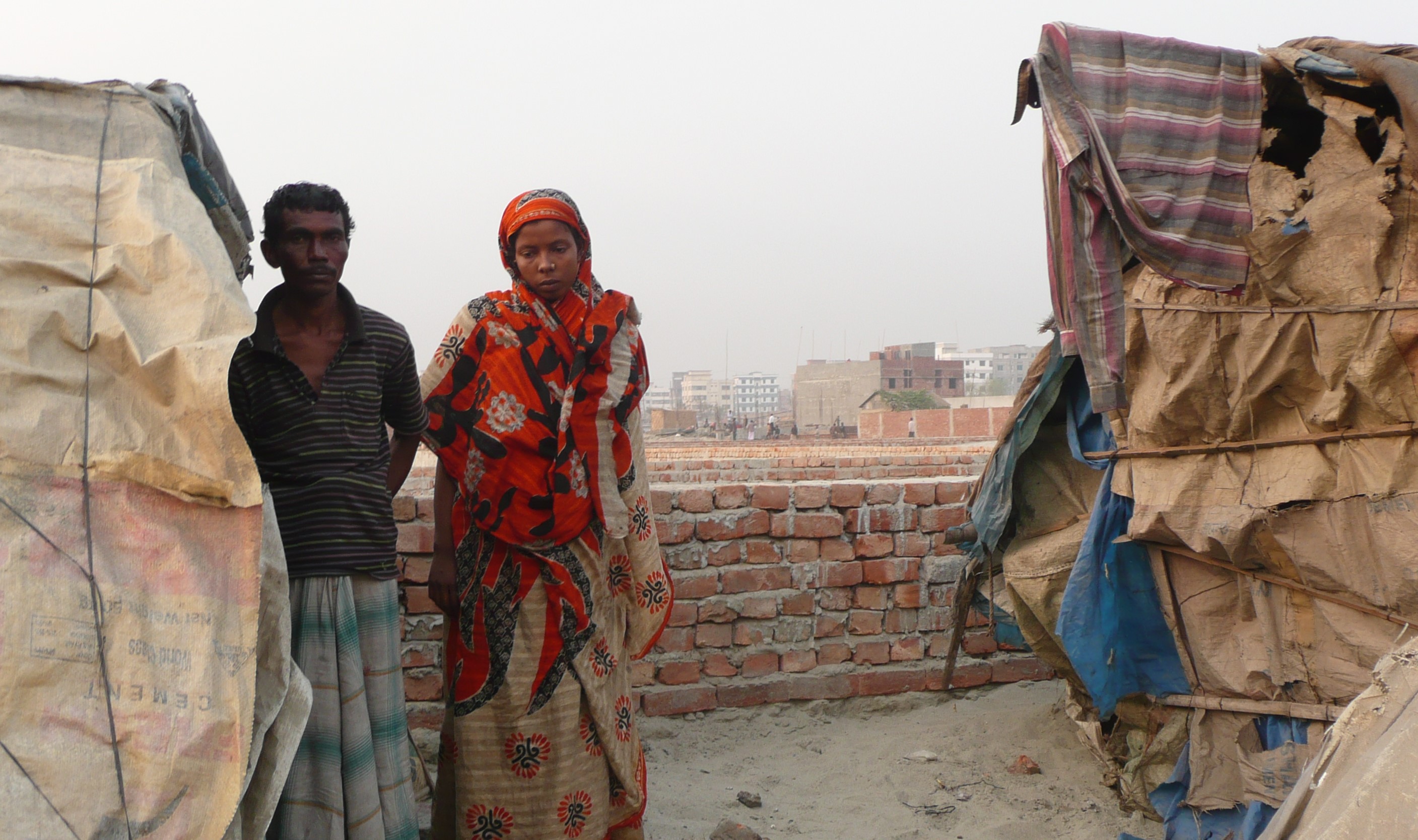 "Vor zwanzig Jahren habe ich mein erstes Haus verloren, damals habe ich als Fischer gearbeitet", erzählt Jahangir Alam, "dann, drei Jahre später, hat der Fluss mein zweites Haus weggespült, und vor sieben Monaten schließlich mein drittes". Schon auf Bhola hatte er nach dem Verlust des zweiten Hauses angefangen, sein Geld mit einer Fahrradrikscha zu verdienen. Auch in Dhaka tritt er in die Pedale, um den Lebensunterhalt zu erwirtschaften.