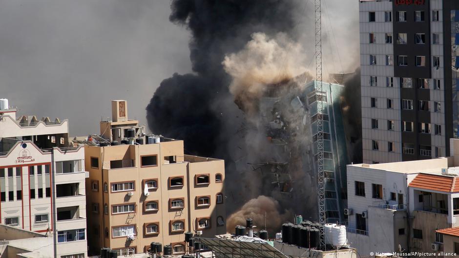 دمرت إسرائيل مبنى من 12 طابقا في غزة يضم مكاتب وكالة أسوشيتد برس الأمريكية وقناة الجزيرة القطرية.