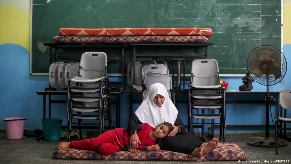 Gaza-City - Palästinenser suchen in einer Schule Schutz vor Luftangriffen; Foto; Ibraheem Abu Mustafa/Reuters