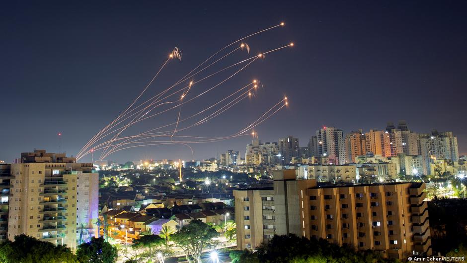 Israel – Raketen werden von der Eisernen Kuppel abgefangen, Ashkelon; Foto: Amir Cohen/Reuters