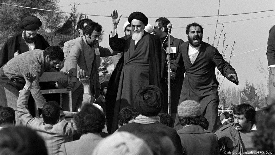 Anführer der Islamischen Revolution: Ajatollah Chomeini nach Rückkehr aus dem französischen Exil. (Foto: picture-alliance/dpa/AFP/G.Guval)