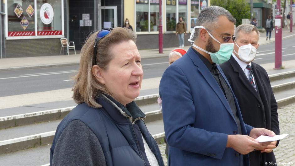 Monika Bunk and Bilal El-Zayat with the Mayor of Marburg (photo: Oliver Pieper/DW)