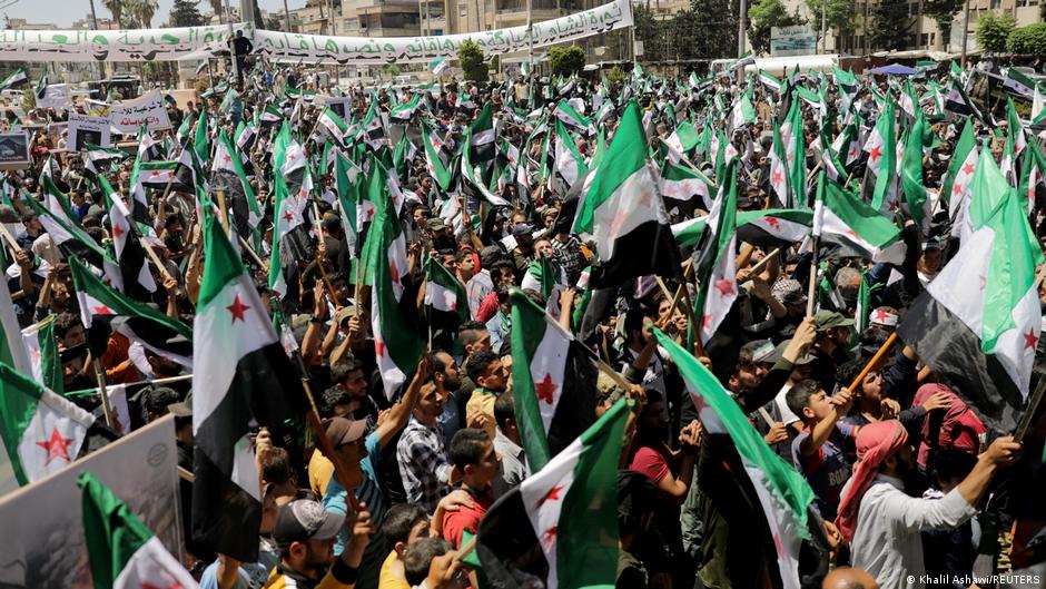 معارضو الأسد يحتجون في معقل المعارضة إدلب يوم انتخابات سوريا الرئاسية.