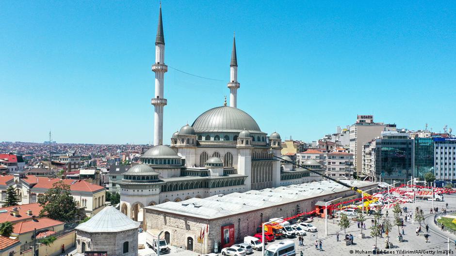 تم افتتاح أول مسجد بساحة تقسيم في إسطنبول بعد 8سنوات من احتجاجات شهدتها الساحة ضد إردوغان - تركيا.