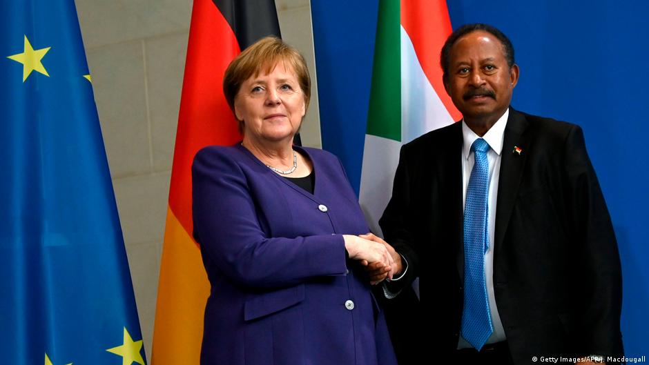 المستشارة الألمانية أنغيلا ميركل تعهدت بمساعدة السودان في طريقه إلى الديمقراطية. في الصورة: المستشارة الألمانية أنغيلا ميركل ورئيس الوزراء السوداني عبد الله حمدوك - 2020.    