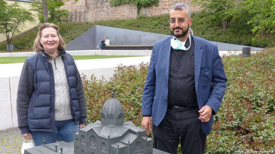Monika Bunk und Bilal El-Zayat am Garten des Gedenkens in Marburg. Die Synagoge wurde dort 1938 von den Nazis niedergebrannt. (Foto: © Oliver Pieper/DW )