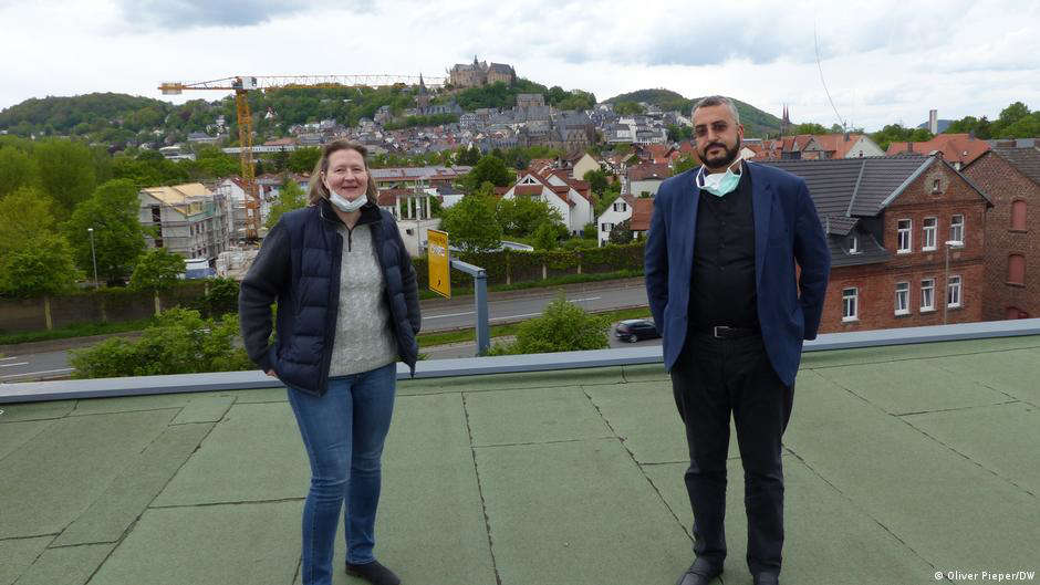 Monika Bunk und Bilal El-Zayat auf dem Dach der Moschee, im Hintergrund das Schloss von Marburg. (Foto: © Oliver Pieper/DW )