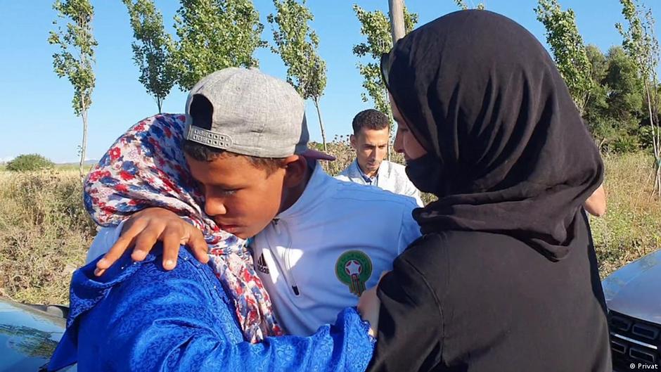 لحظة لقاء الطفل المغربي المهاجر بوالدته بالتبني أثناء عودته للمغرب