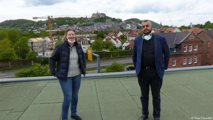 Monika Bunk and Bilal El-Zayat on the roof of the mosque, with Marburg Castle in the background (photo: Oliver Pieper/DW)