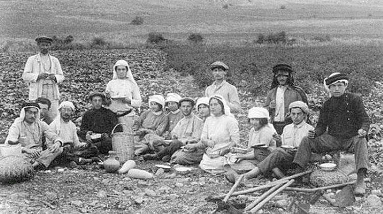 مستوطنون يهود في فلسطين في ثمانينيات القرن التاسع عشر.  source: https://orientxxi.info)
