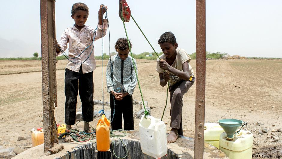 أطفال يمنيون يجلبون الماء من بئر من آبار اليمن.