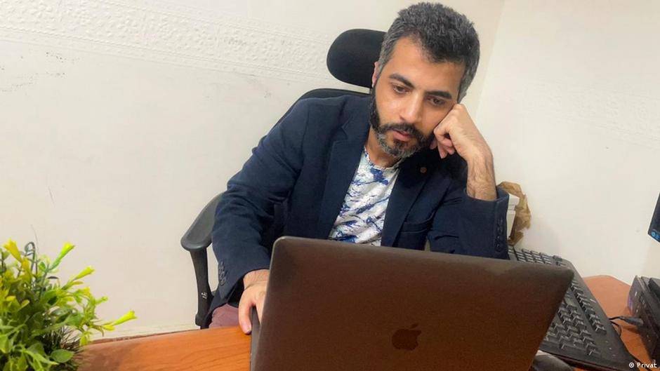 مدير التسويق محمد اليماني يدير صفة "مقاوم" على الفيسبوك لمساعدة ضحايا الابتزاز الجنسي في مصر إلى جانب عمله في التسويق.