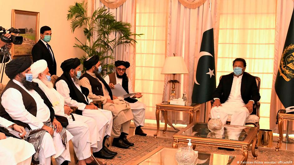 رئيس الوزراء الباكستاني عمران خان يلتقي بقادة طالبان. (Foto: Pakistan Prime minister office/AFP)
