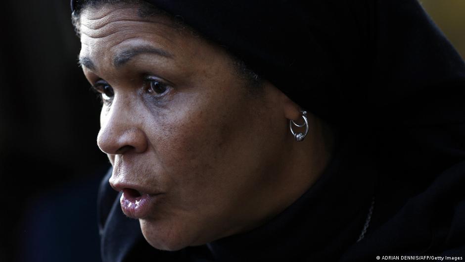 U.S. professor Amina Wadud talks to the media after conducting Friday prayers for men and women at the Oxford Centre in Oxford, England, on 17 October 2008 (photo: Adrian Dennis/AFP/Getty Images)