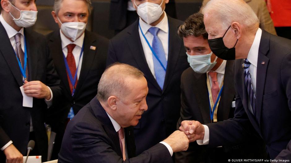 Erstes Treffen zwischen Biden und Erdogan in Brüssel. (Foto: © OLIVIER MATTHYS/AFP via Getty Images)