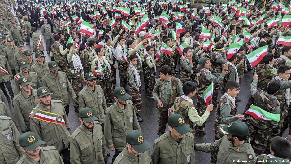 آلاف الإيرانيين يحتشدون في طهران لإحياء ذكرى الثورة الإسلامية