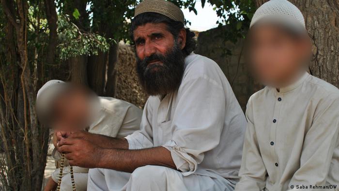 More violence ahead? There are thousands of families in Pakistan's northern and northwestern tribal areas that have been victims of extremist violence in the region. Abdur Razaq, Baswaliha's brother-in-law, said he still remembers the day when Mian Abdul Ghufran was killed in a Taliban attack. He hopes the tribal areas don't plunge into turmoil and violence once again (photo: S. Rehman/DW)
