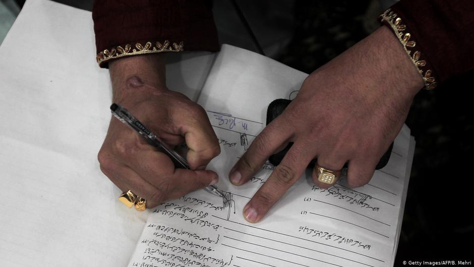 Pakistani bridegroom signs Muslim marriage contract (photo: Getty Images/AFP/B. Mehri)