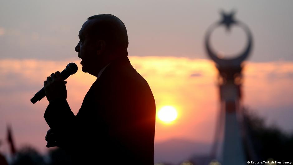 Der türkische Präsident Recep Tayyib Erdogan bei einer Rede zu einem früheren Jahrestag des Putschversuchs in der Türkei 2016; Foto: Reuters/Turkish Presidency