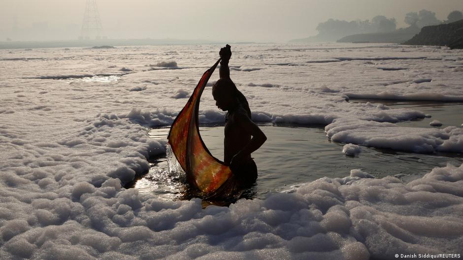 Hindu devotee wraps his cloth after a ritual dip in the polluted Yamuna river in New Delhi, 21 March 2010 (photo: REUTERS/Danish Siddiqui)