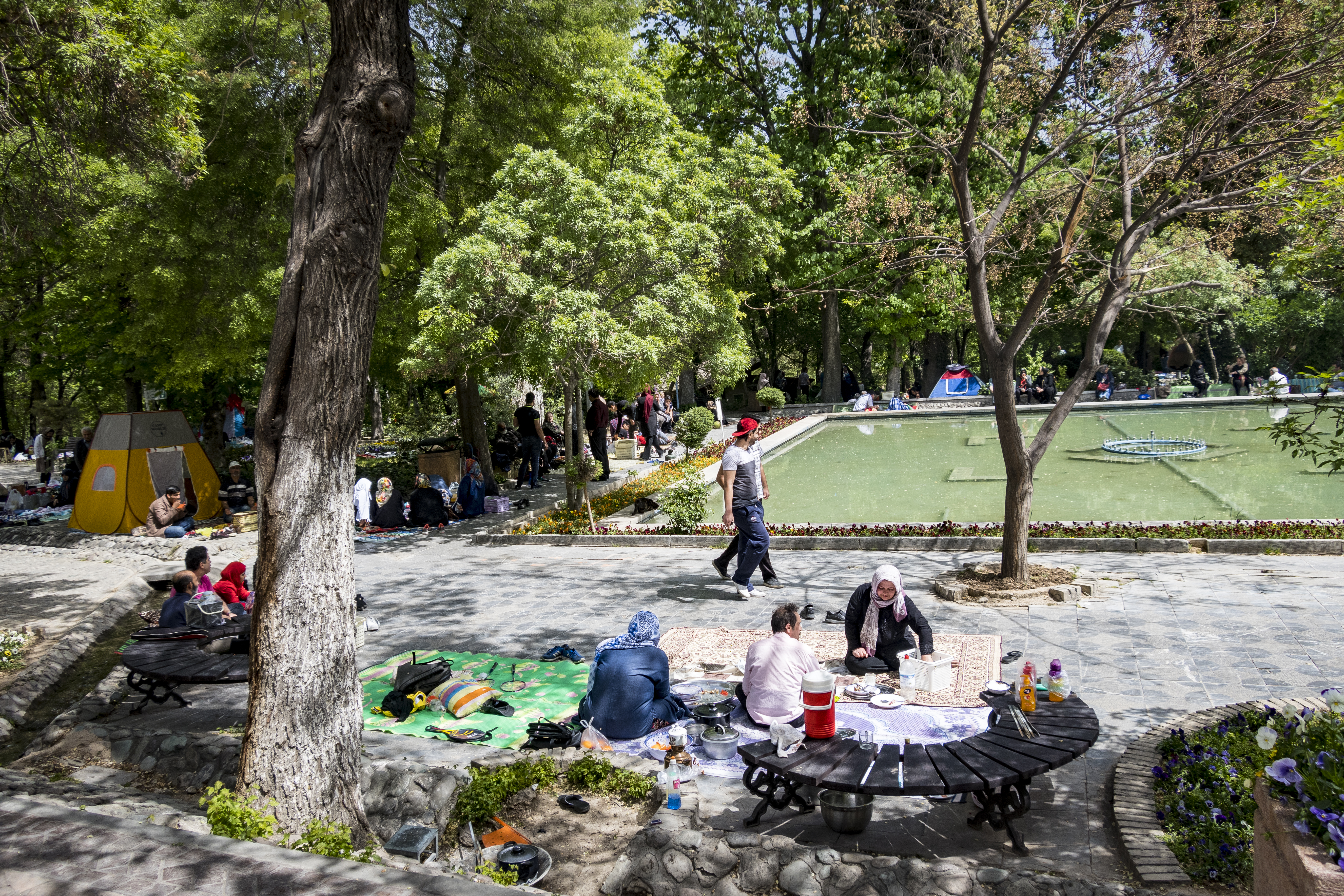 Iranians enjoy time outside on Sizdah be Dar (photo: Changiz M. Varzi)