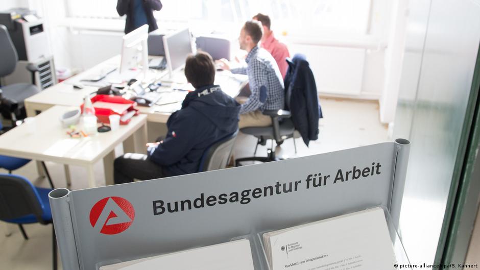 People at a German employment agency (photo: picture-alliance/dpa/S. Kahnert)