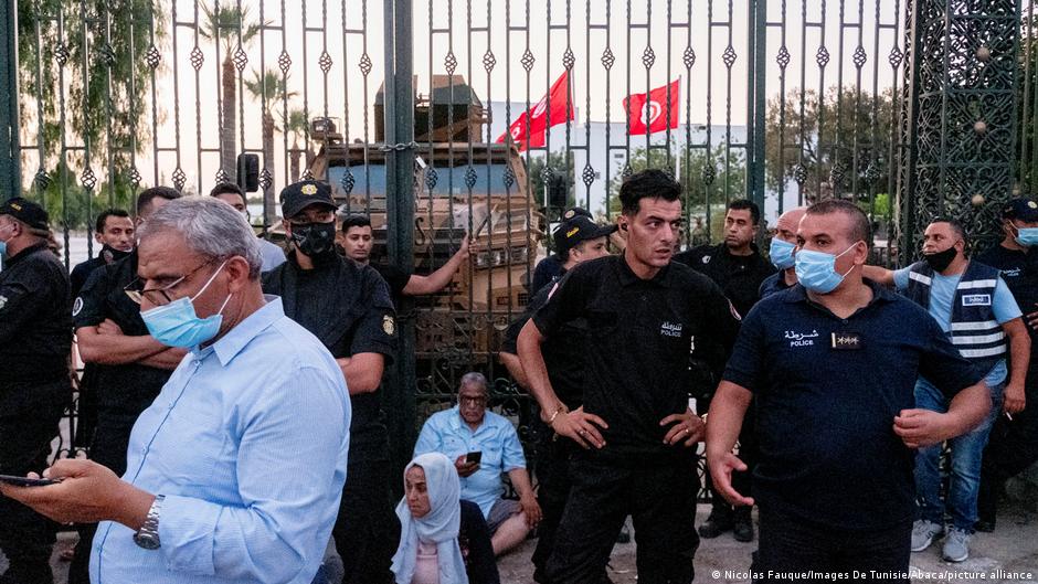 مظاهرات أمام البرلمان التونسي بعد تجميد أعماله