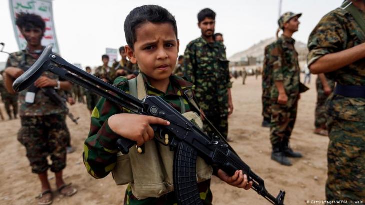 Child soldiers in Yemen holding weapons (photo: Getty Images/AFP/M. Huwais)