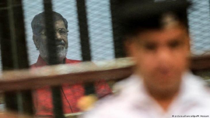 Former Egyptian President Mohammed Morsi in a cage in an Egyptian courtroom (photo: picture-alliance/dpa/M. Hossam)