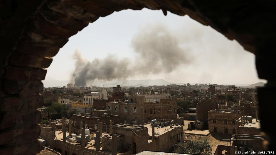 Rauchwolke über Sanaa nach einem Luftangriff; Foto: Khaled Abdullah/Reuters