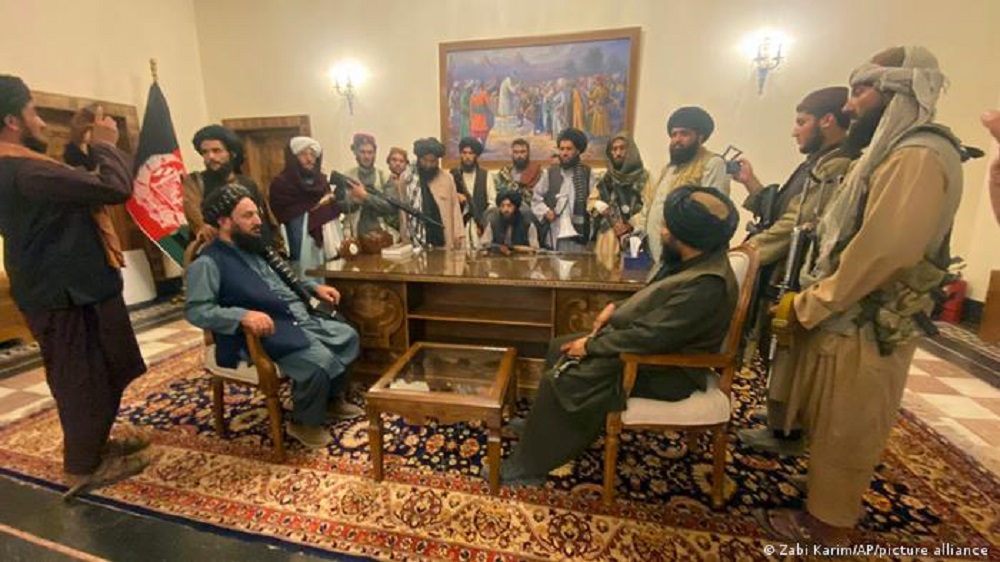 Machtwechsel in Kabul: Taliban-Kämpfer im Präsidentenpalast in Kabul. (Foto: Zabi Karim/AP/picture alliance)