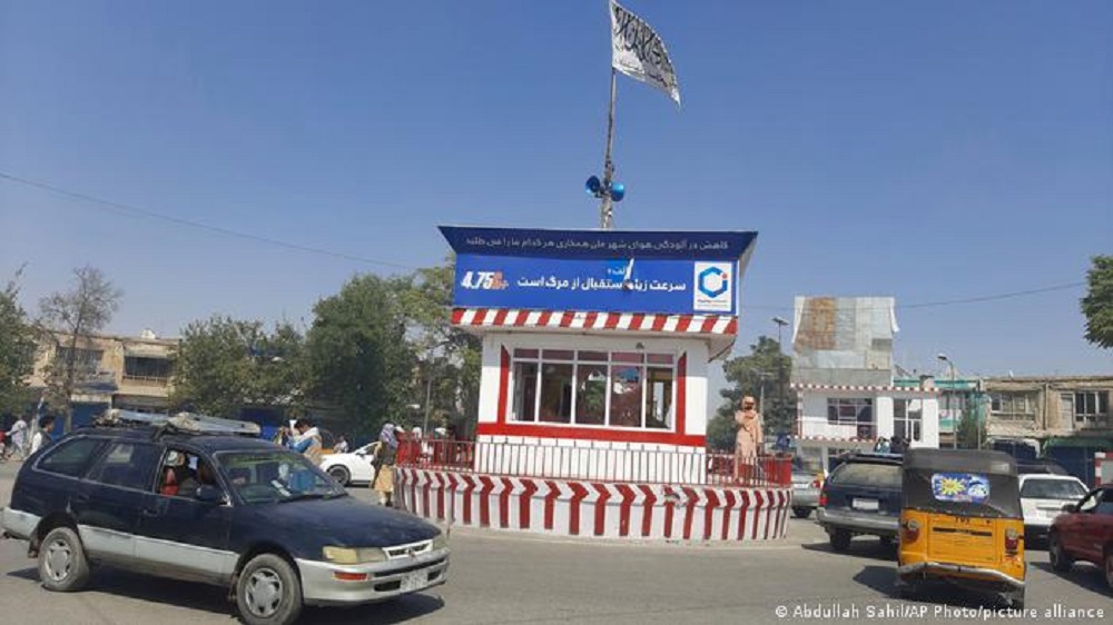 Taliban-Flagge gehisst  am zentralen Platz von Kundus. (Foto: Abdullah Sahil/AP Photo/picture alliance) 