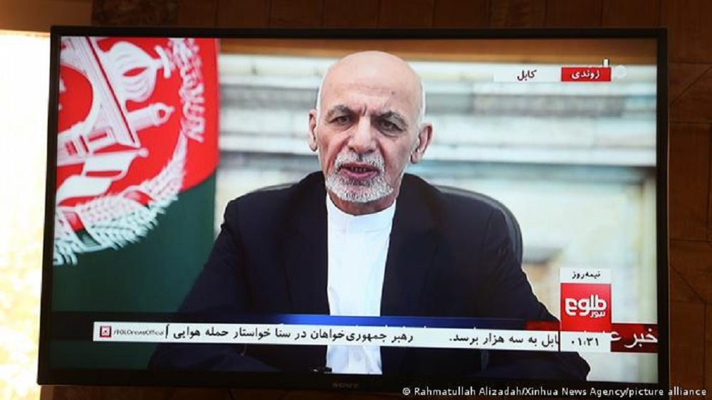 Der afghanische Präsident Ghani  - hier bei einer Fernsehansprache am Samstag - (Foto: Rahmatullah Alizadah/Xinhua News Agency/picture alliance)