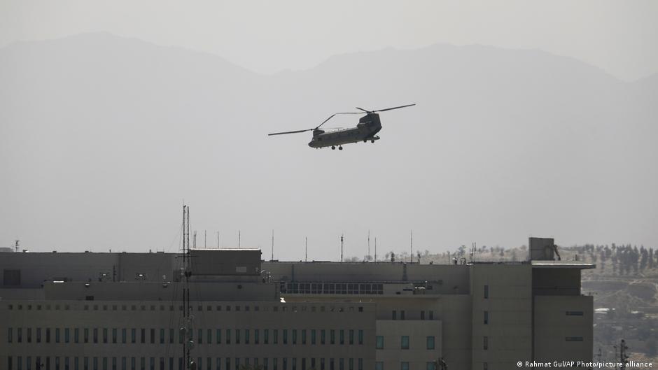 U:S. Chinook helicoter deployed to evacuate diplomatic staff above the U.S. embassy in Kabul (photo: Rahmat Gul/AP Photo/picture-alliance)