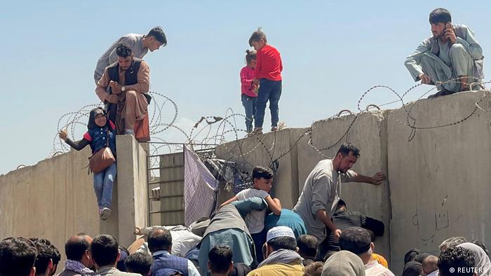 مشاهد الفرار من كابول حين دخلت حركة طالبان إلى عاصمة أفغانستان -  فهل يثق الناس بطالبان؟