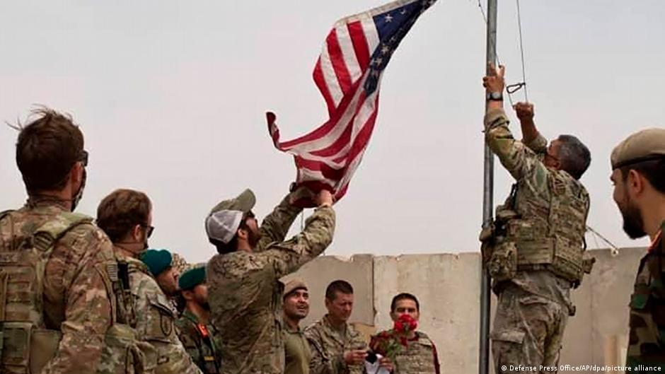 إنزال العلم الأمريكي خلال مراسم تسليم إحدى القواعد في أفغانستان إلى الجيش الوطني الأفغاني.