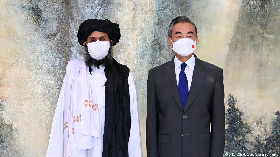 وزير الخارجية الصيني وانغ يي (يمين) والملا عبد الغني بارادار زعيم طالبان البارز.  (Foto: Li Ran/XinHua/dpa/picture alliance)