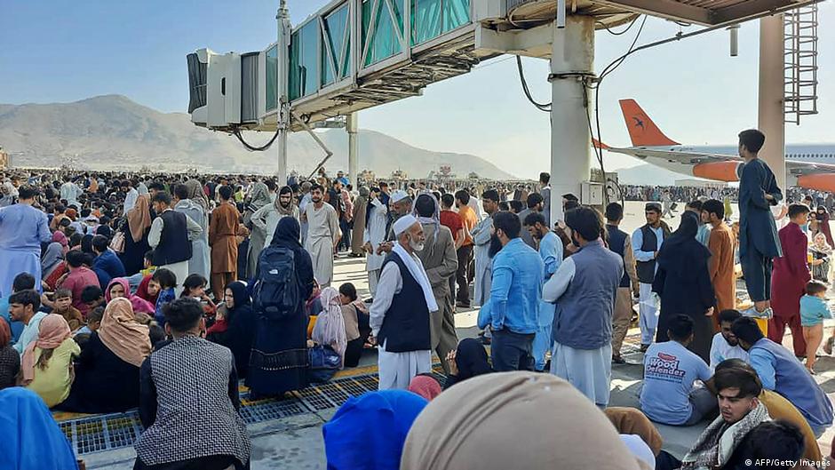 محتشدون عند مطار كابول من جميع الأطياف - أفغانستان. Afghanistan Kabul Menschenmassen am Flughafen in Kabul Foto Getty Images