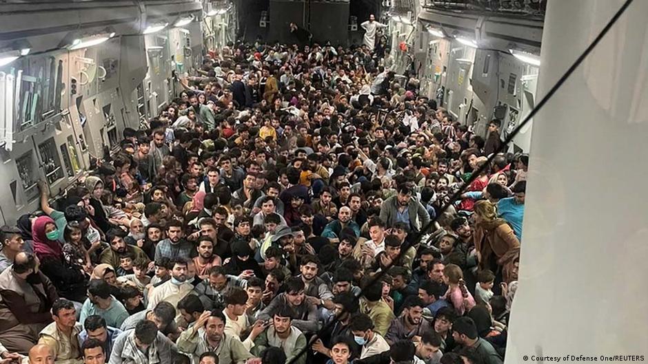 مئات الأفغان الفارِّين المكدَّسين داخل طائرة نقل عسكرية أمريكية أقلعت من مطار كابول في أفغانستان - الأحد 15 / 08 / 2021. Afghanistan Evakuierung von Afghanen aus Kabul durch die U S Air Force Foto Reuters