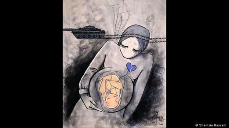 Ein Gemälde zeigt eine schwangere Frau, die ihren Bauch hält. Das Kind in ihrem Leib hält die Hände, als bedecke es die Ohren; Foto: Shamsia Hassani