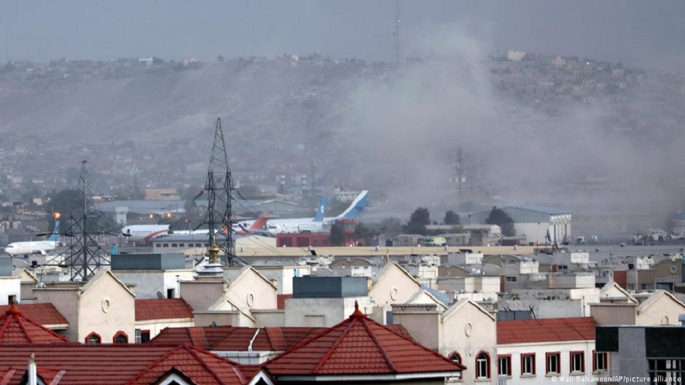 Tote bei Bombenanschlägen am Flughafen von Kabul. Die Rauchschwaden nach den Detonationen waren weithin sichtbar. Die Rauchschwaden nach den Detonationen waren weithin sichtbar